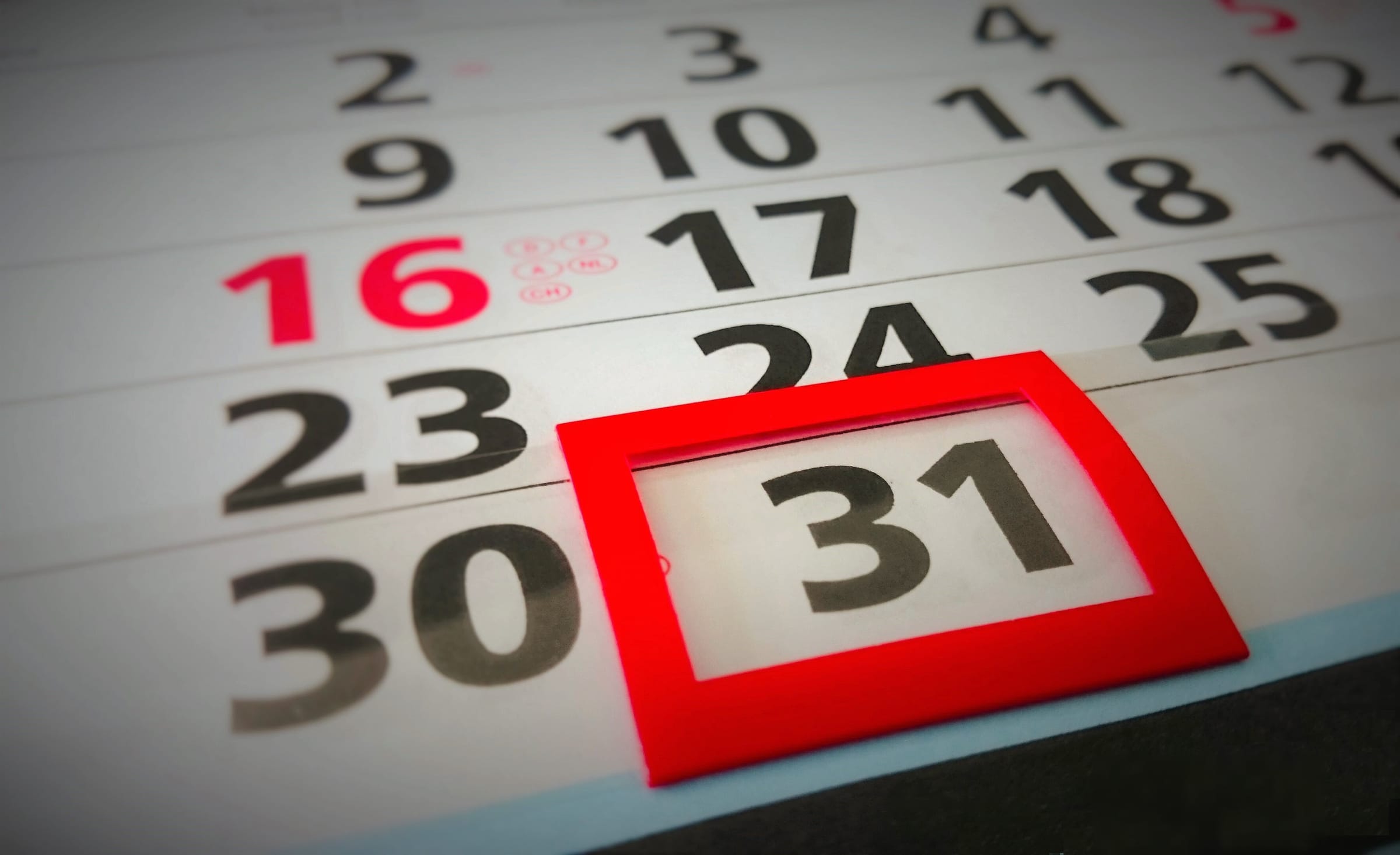 Kalender met de datum 31 in rood gemarkeerd